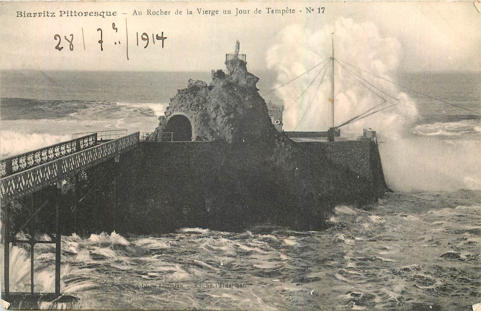 CPA Biarritz Pittoresque au Rocher de la Vierge un jour de tempete 