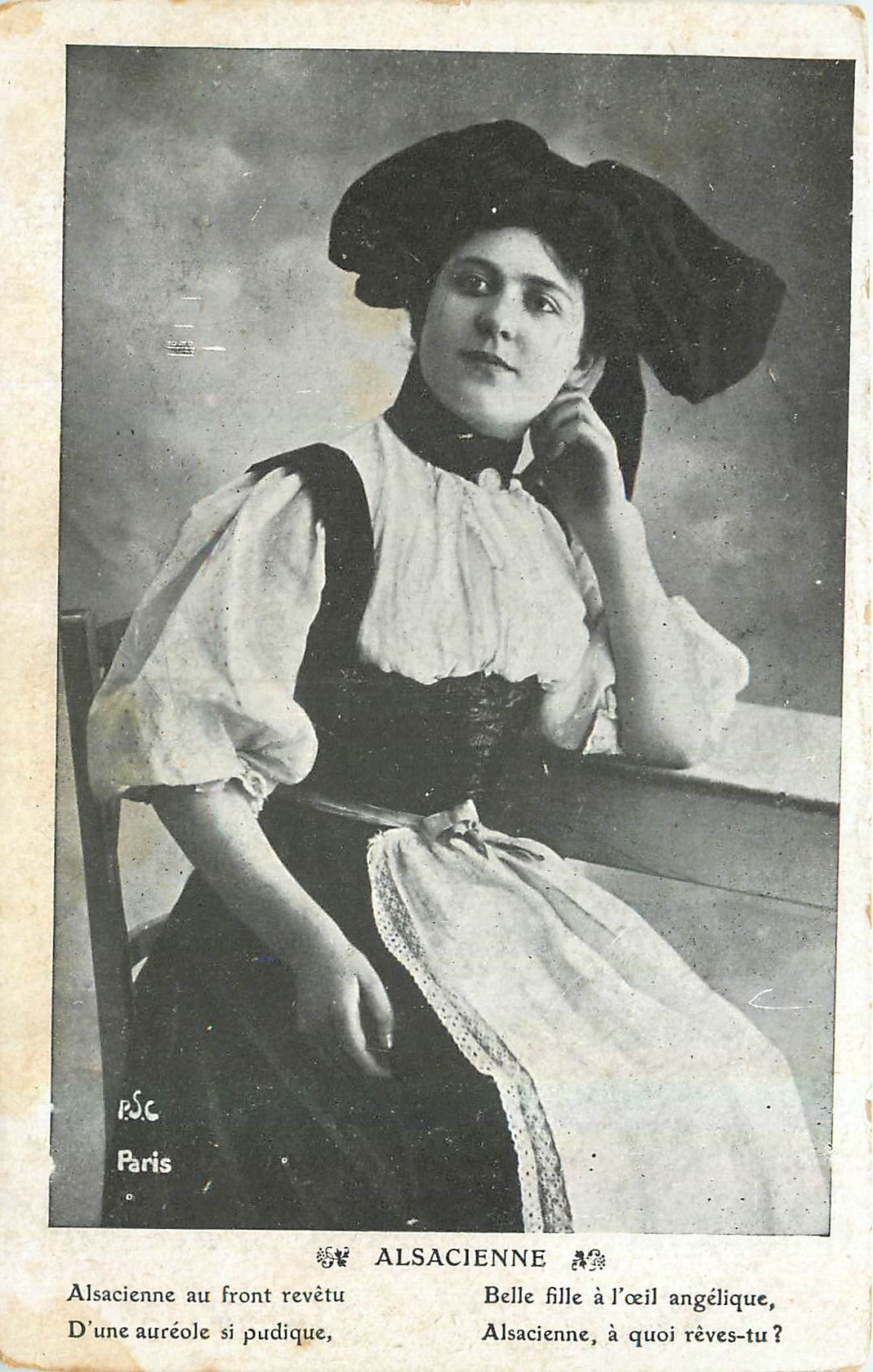 CPA Alsacienne Alsacienne au front revetu Belle Fille a l'oeil angelique Folklore Femme