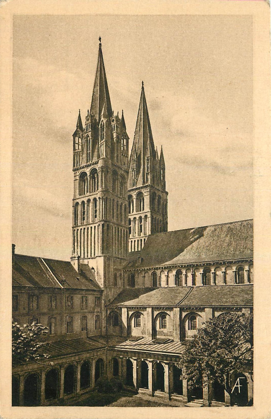 CPA Le Pays Normand Caen Lycee Malherbe cour du cloitre et tours de St Etienne XII siecle 