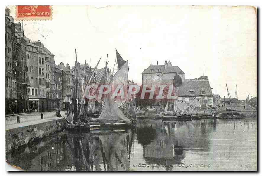 CPA Honfleur Le bassin La lieutenance Bateaux de peche