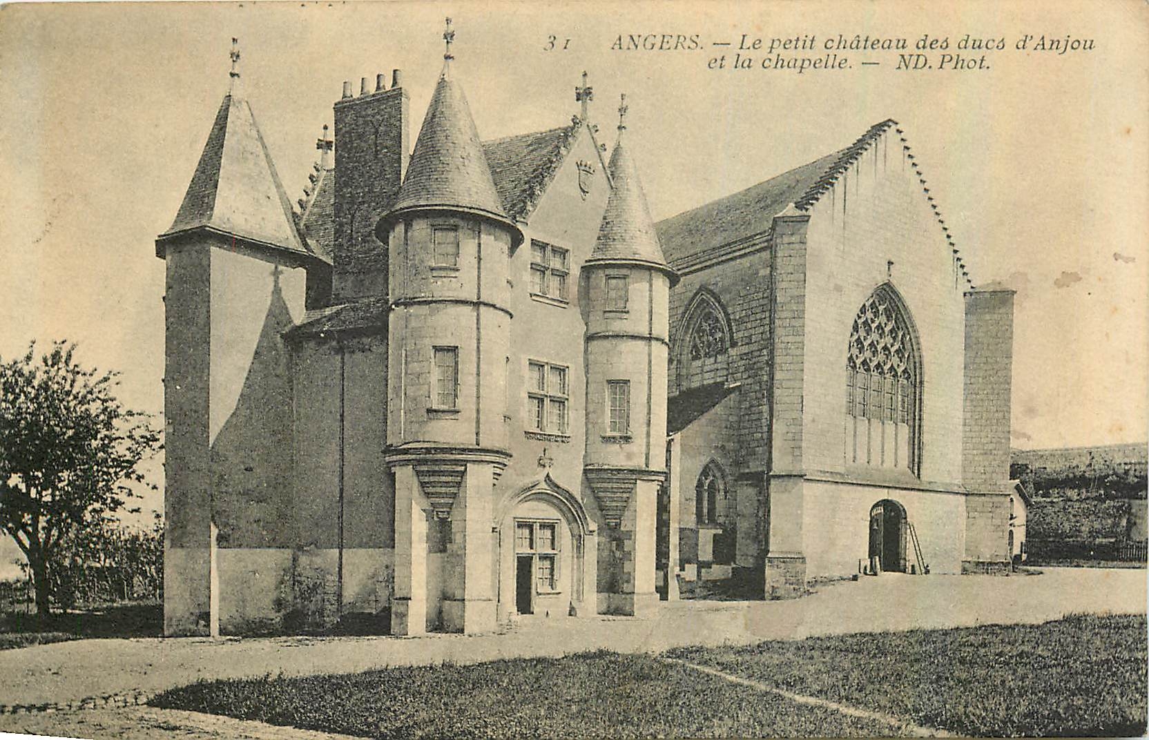 CPA Angers Le petit chateau des ducs d'Anjo et la chapelle 