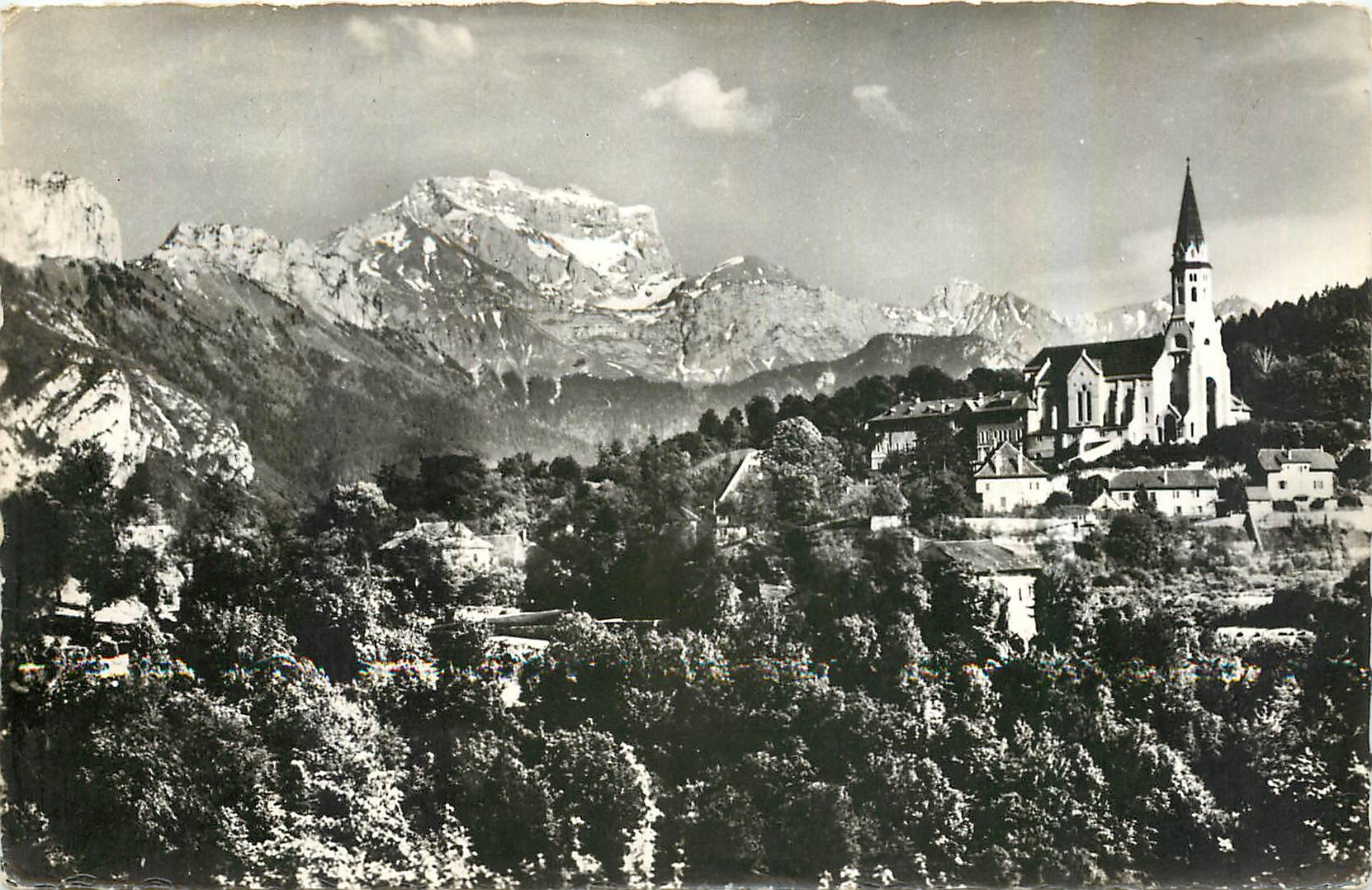 CPA Annecy Basilique et Monastere de la Visitation Au second plan La Tournette 