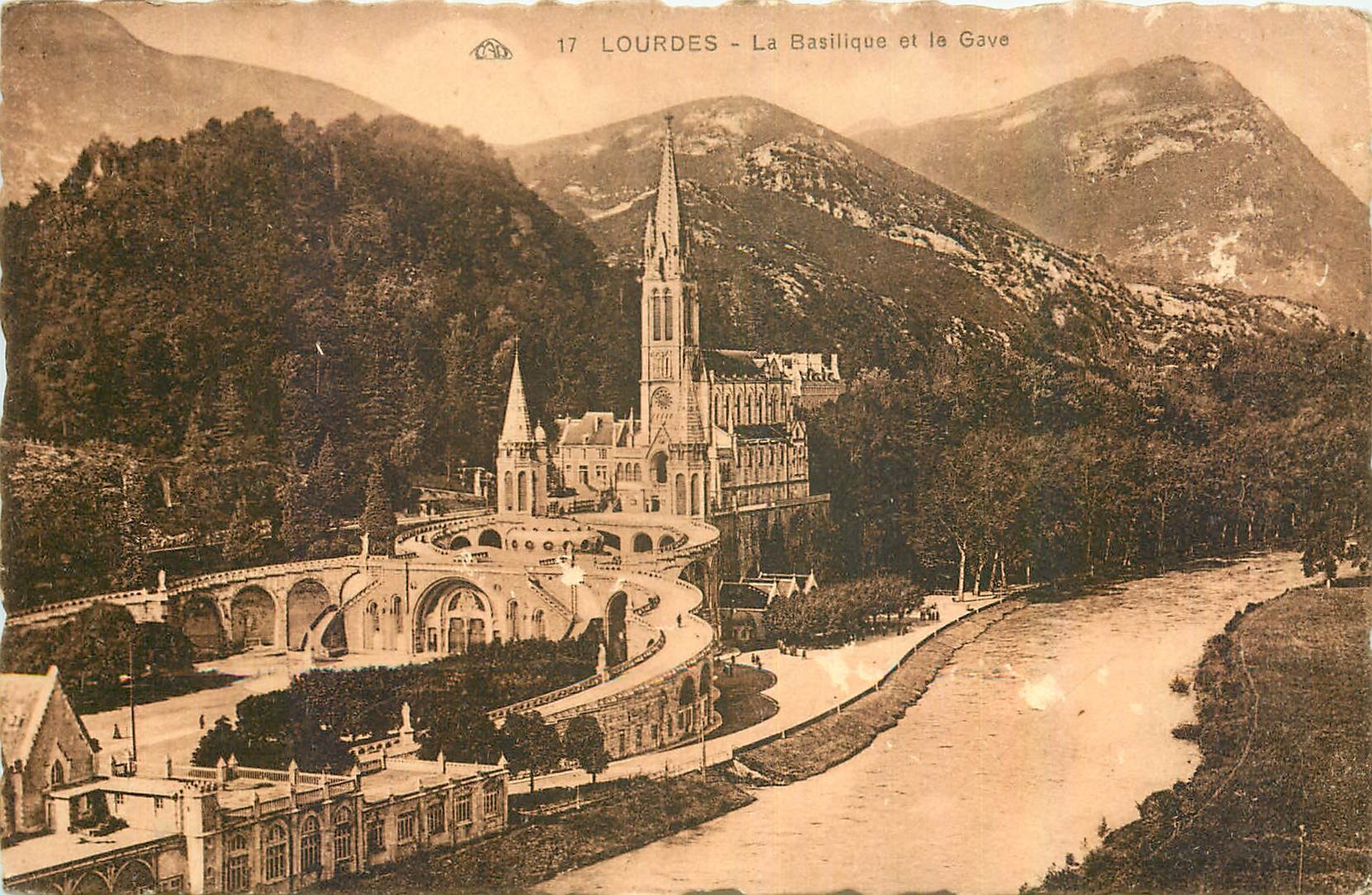 CPA Lourdes La Basilique et le Gave 