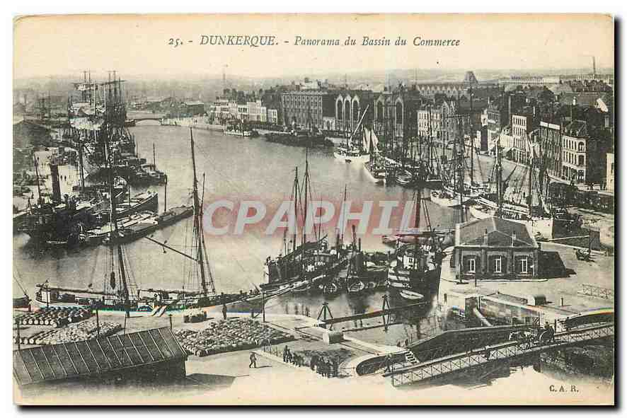 CPA Dunkerque Panorama du Bassin du Commerce Bateaux de peche