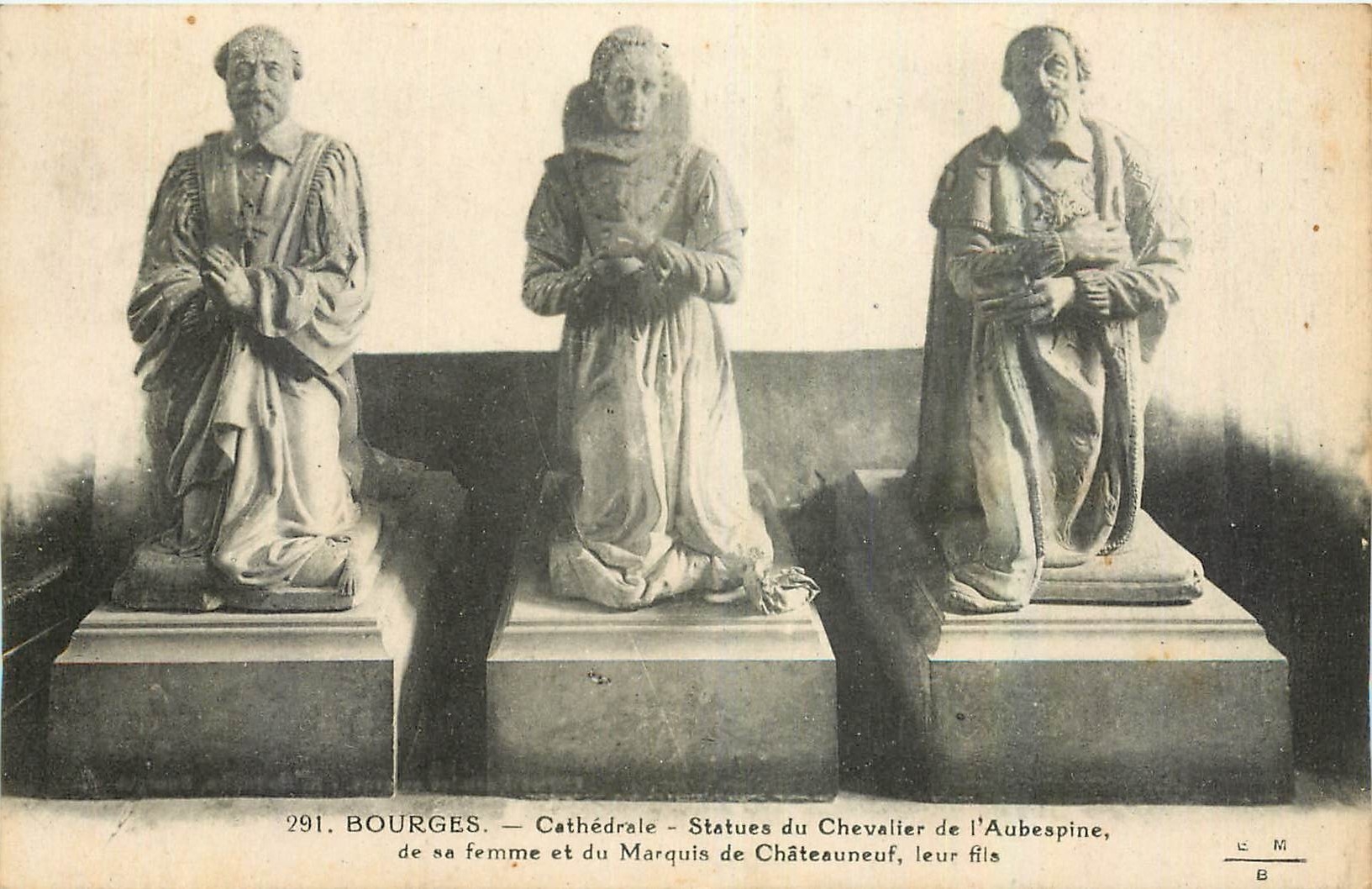 CPA Bourges Cathedrale Statues du Chevalier de l'Aubespine de sa femme et du Marquis de Chateauneuf
