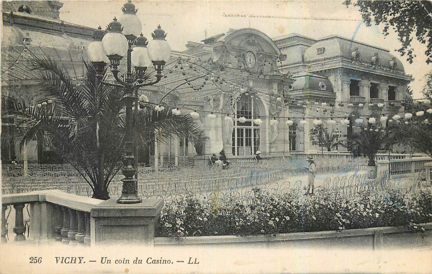 CPA Vichy Un coin du Casino 