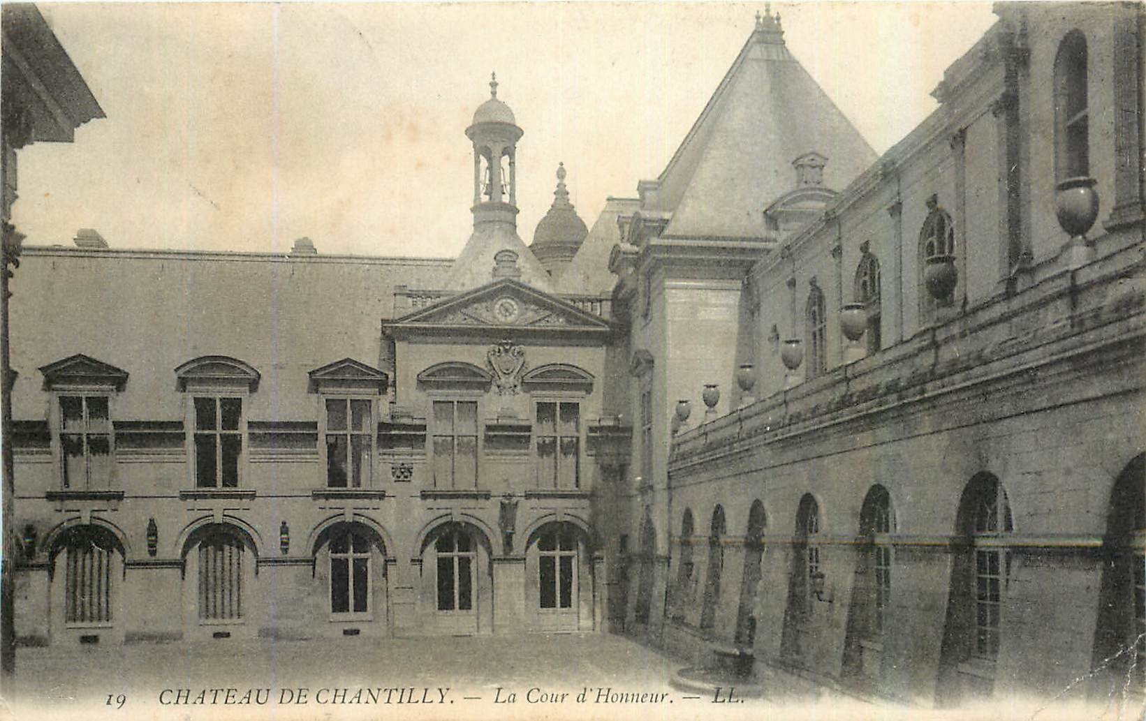 CPA Chateau de Chantilly La Cour d'Honneur 
