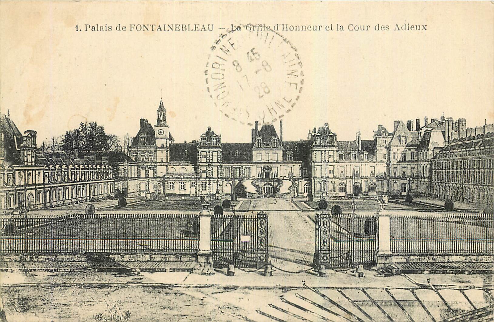 Schloss FONTAINEBLEAU — Das Ehrentor und der Abschiedsplatz — Verlag: A. Lefebvre, n°1
