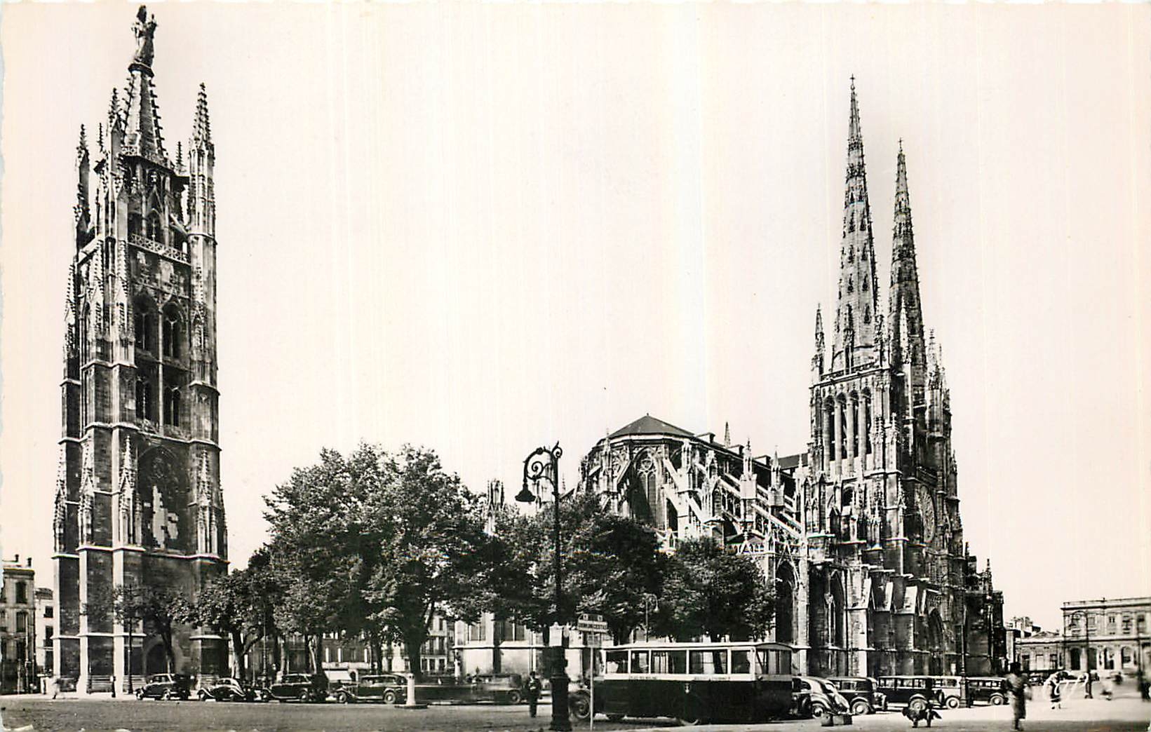 CPM Bordeaux La Cathedrale et la Tour Pey Berland 