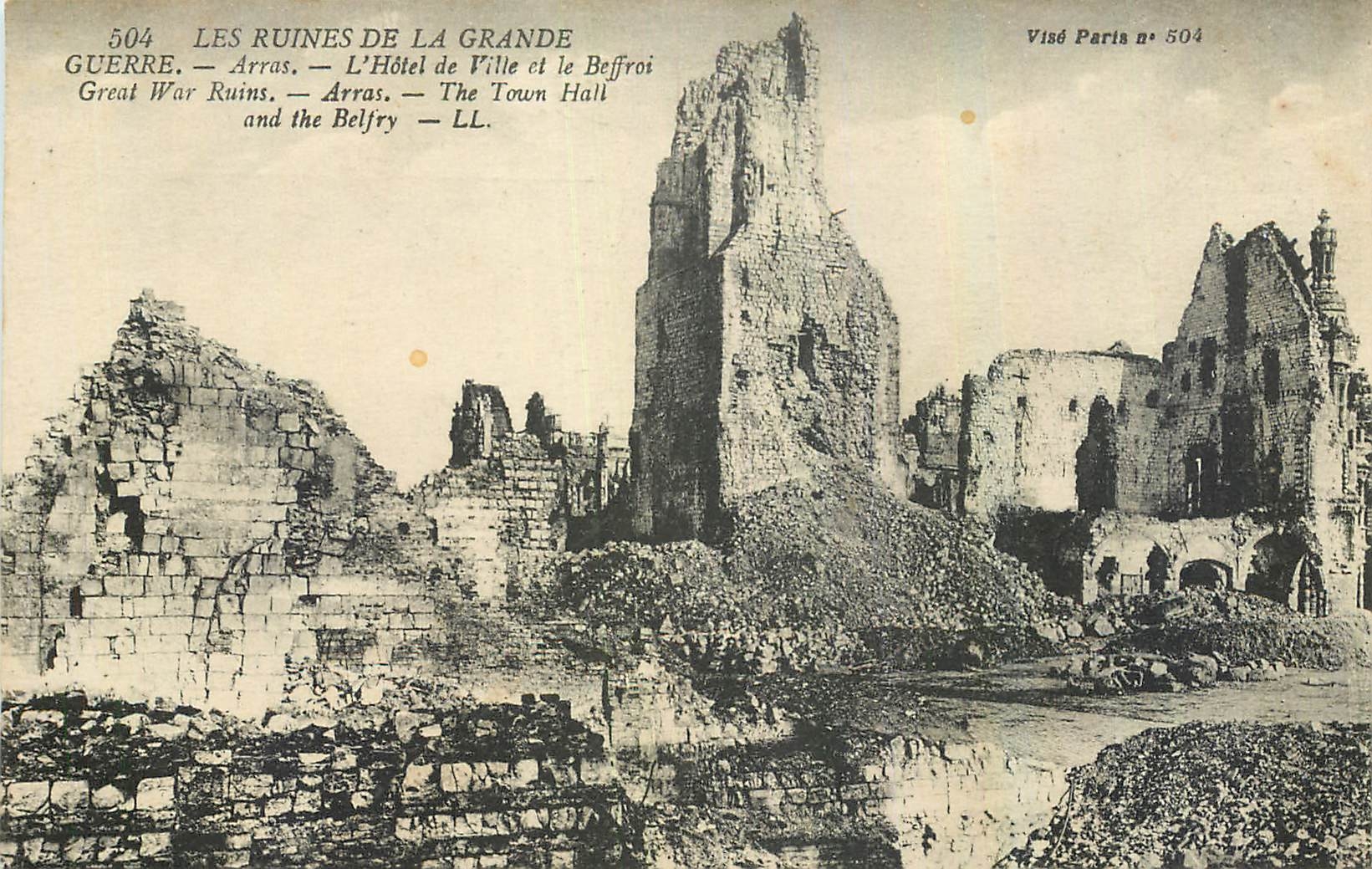 CPA Les Ruines de la Grande Guerre Arras l'Hotel de Ville et le Beffroi 