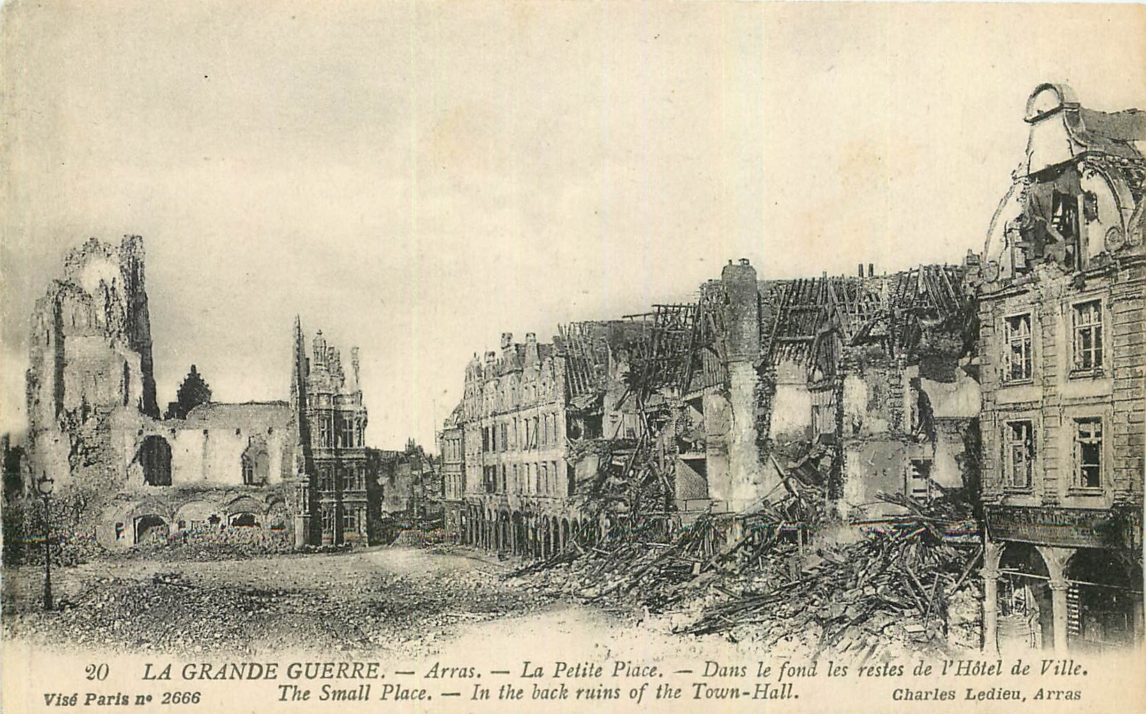 CPA La Grande Guerre Arras La Petite Place Militaria