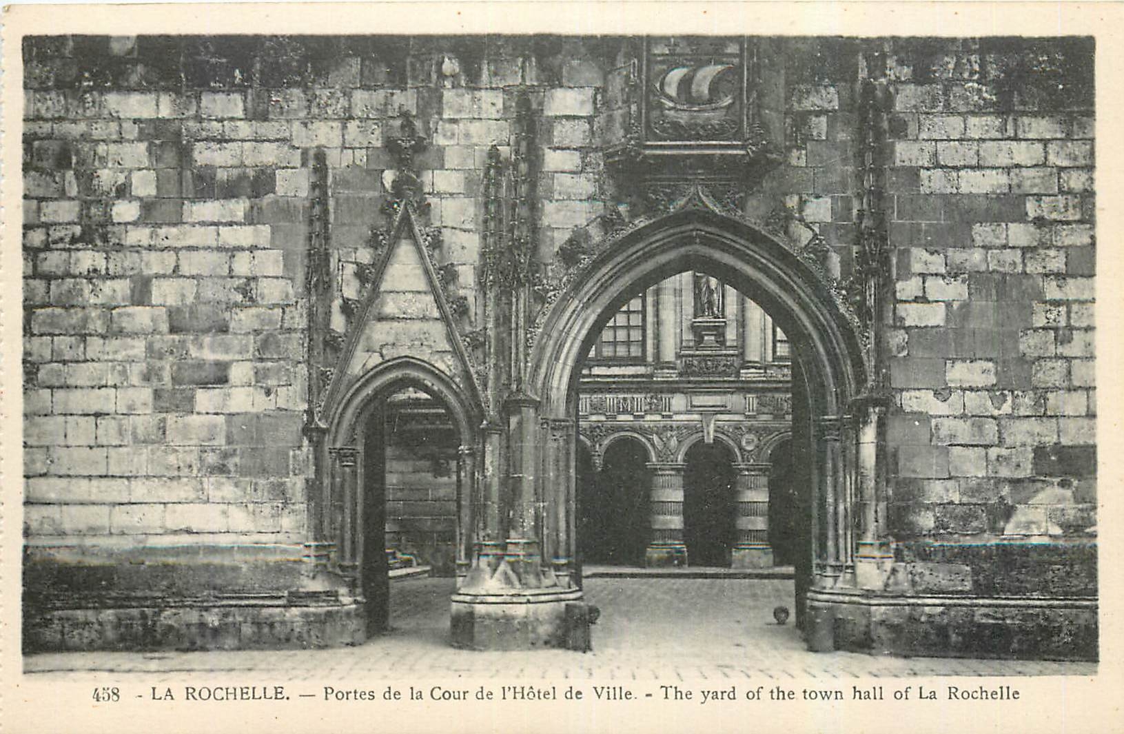 CPA La Rochelle Portes de la Cour de l'Hotel de Ville 