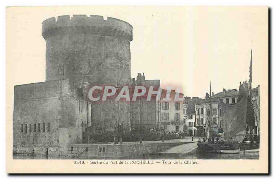 CPA Sortie du Port de la Rochelle Tour de la Chaine Bateaux