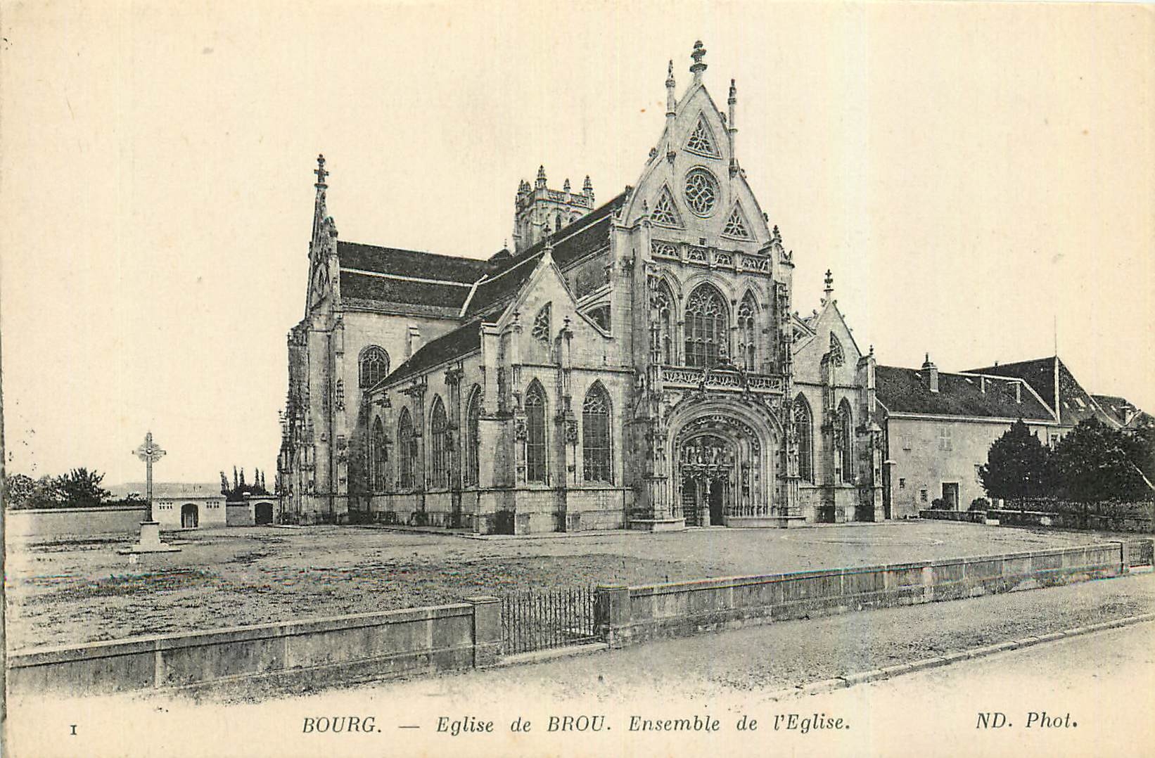 CPA Bourg Eglise de Brou Ensemble de l'Eglise 