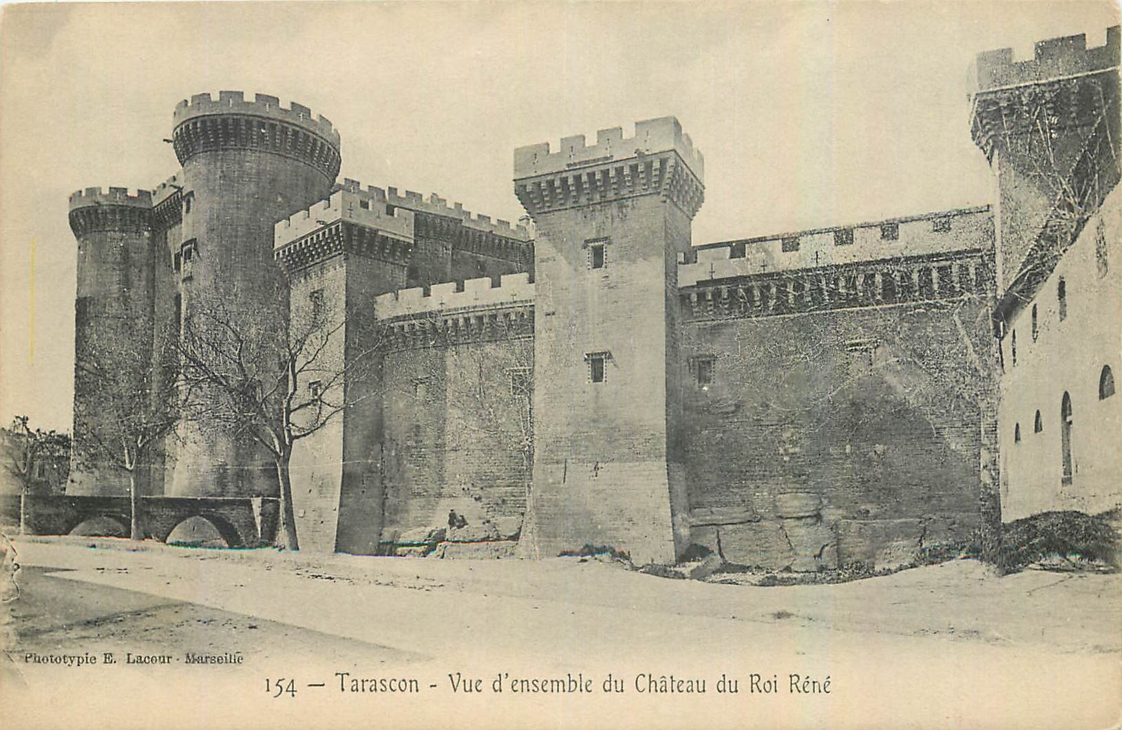 CPA Tarascon Vue d'ensemble du Chateau du Roi Rene 