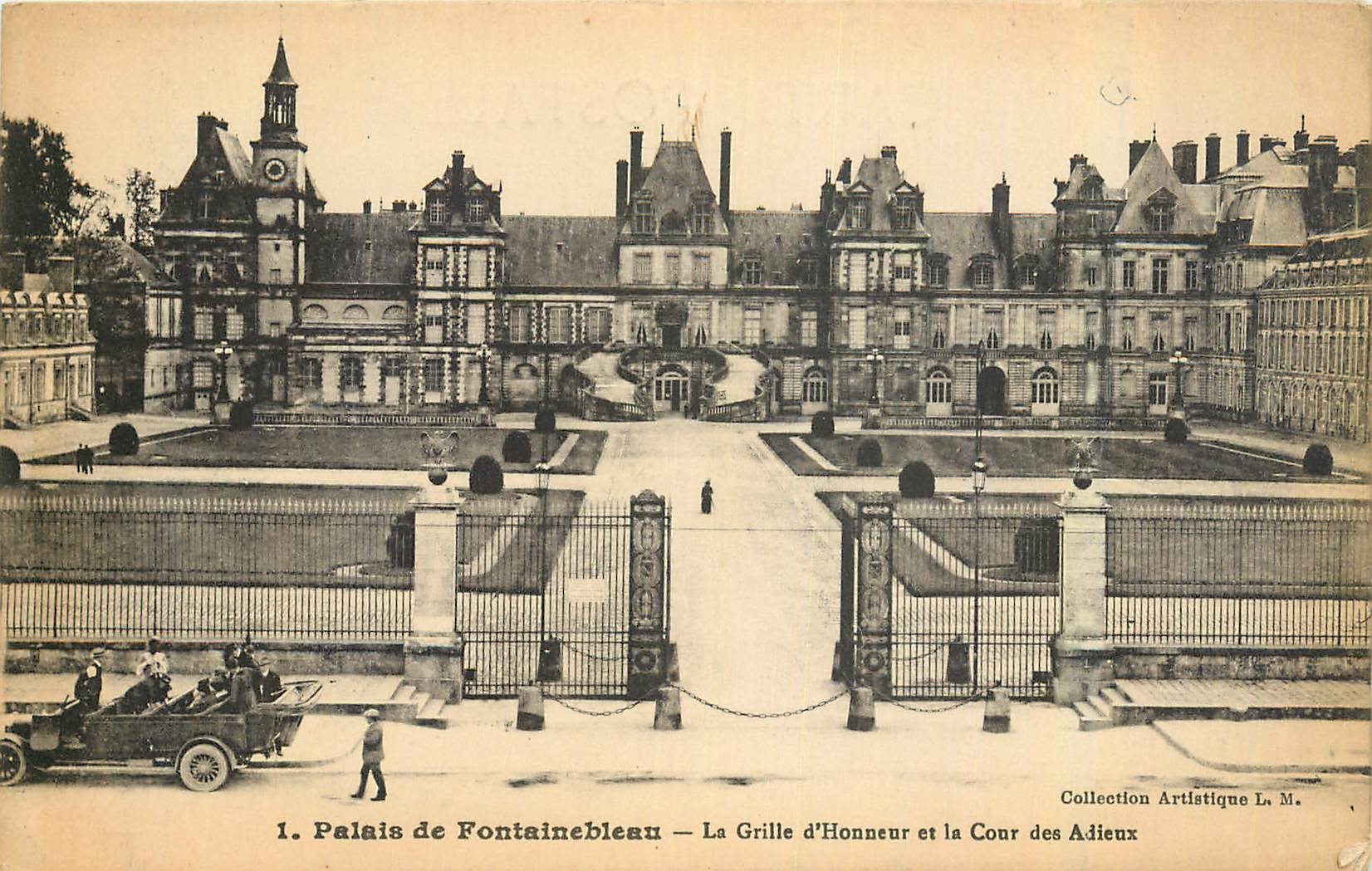 Palais de Fontainebleau — La Grille d'Honneur et la Cour des Adieux — Collection Artistique L. M.