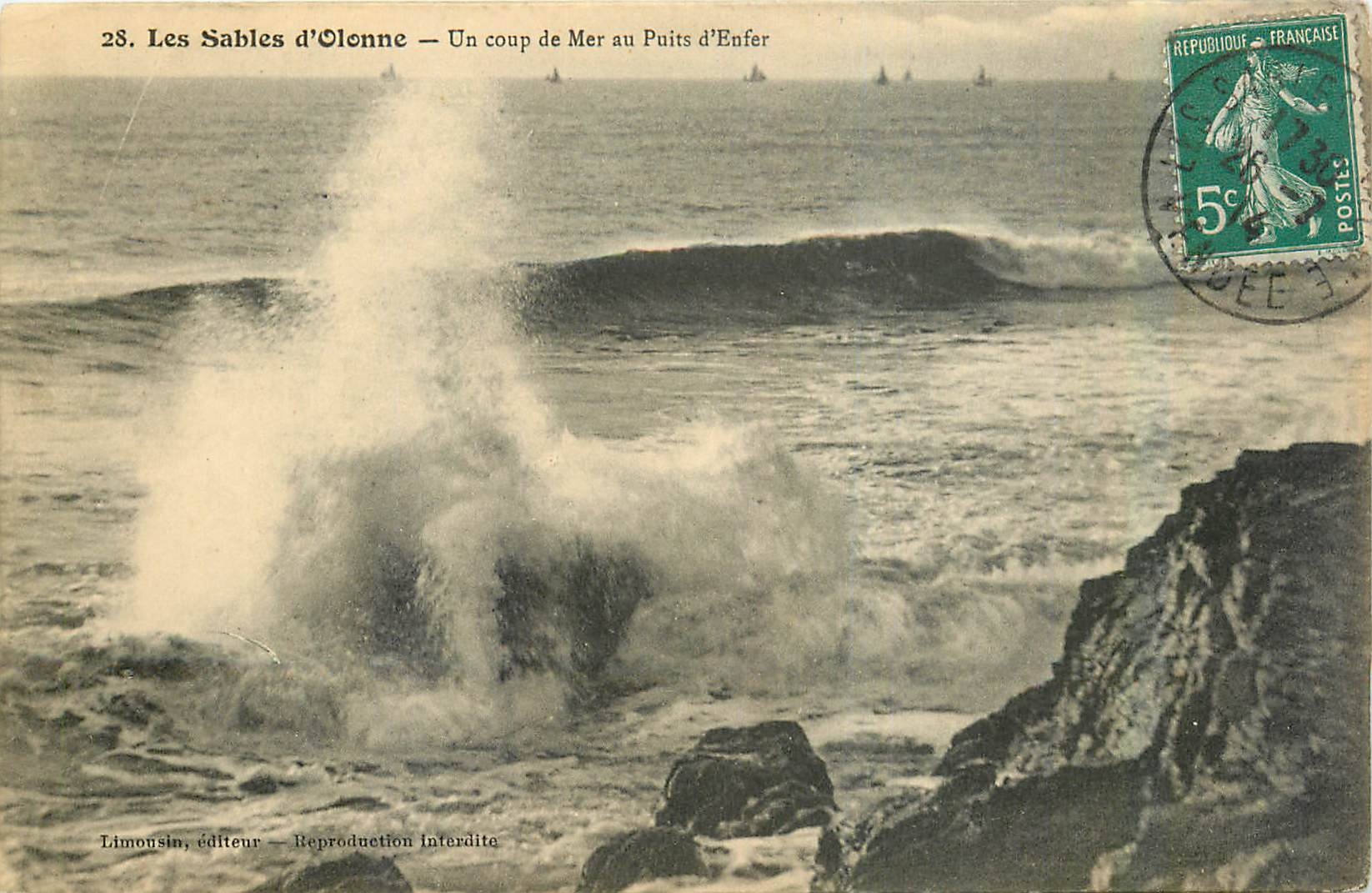 CPA Les Sables d'Olonne Un coup de Mer au Puits d'Enfer 