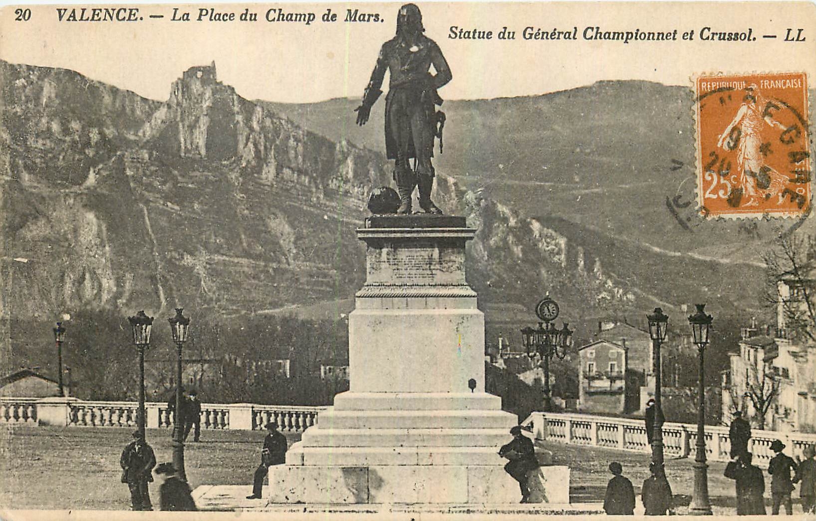 CPA Valence La Place du Champ de Mars Statue du General Championnet et Crussol 