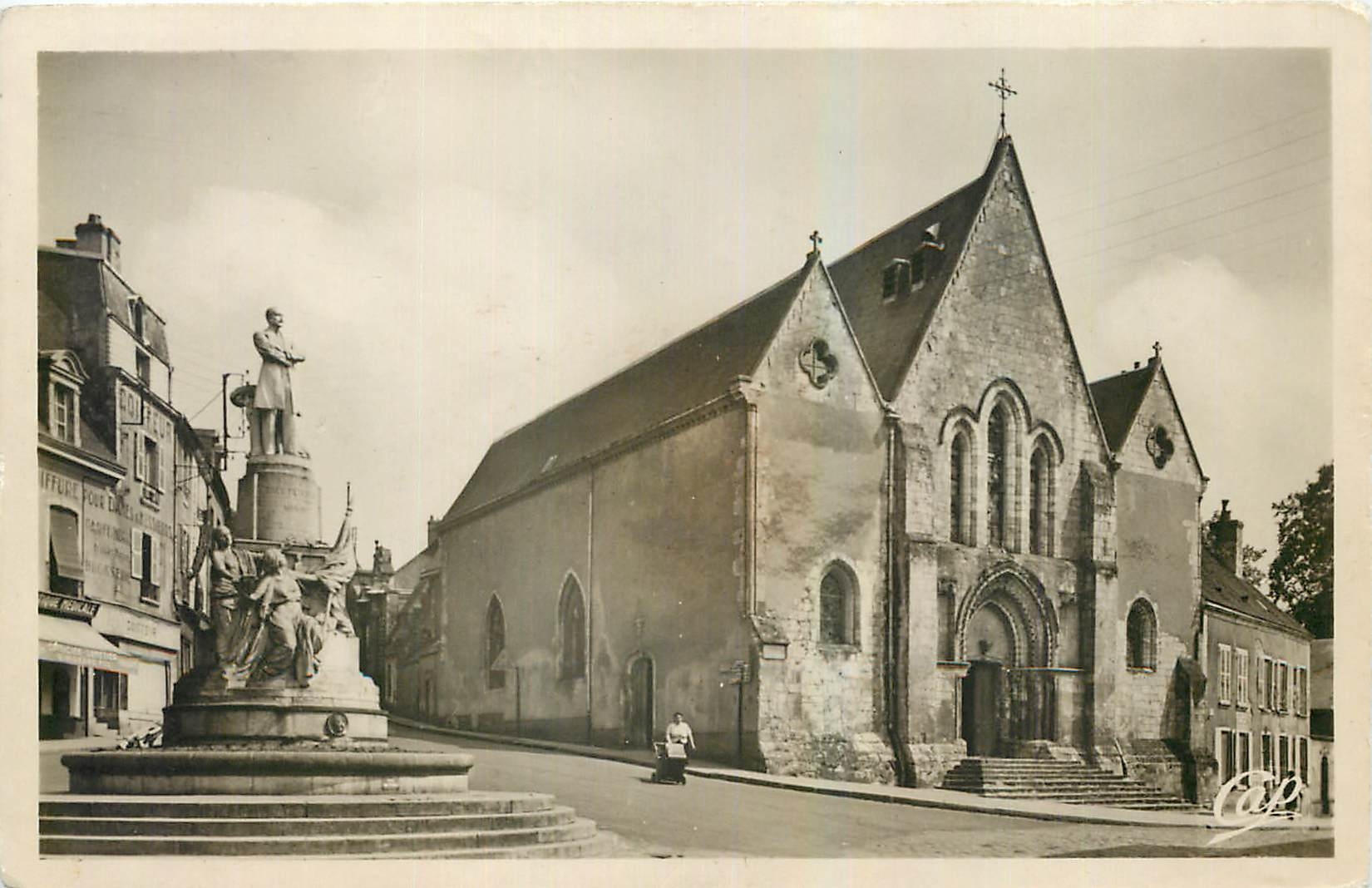 Nogent-le-Rotrou — Église Notre-Dame et Monument Paul Deschanel — C.A.P. Paris