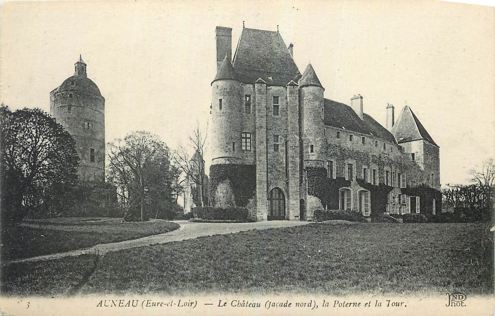 Auneau (Eure-et-Loir) — Le Château (facade nord), la Poterne et la Tour.