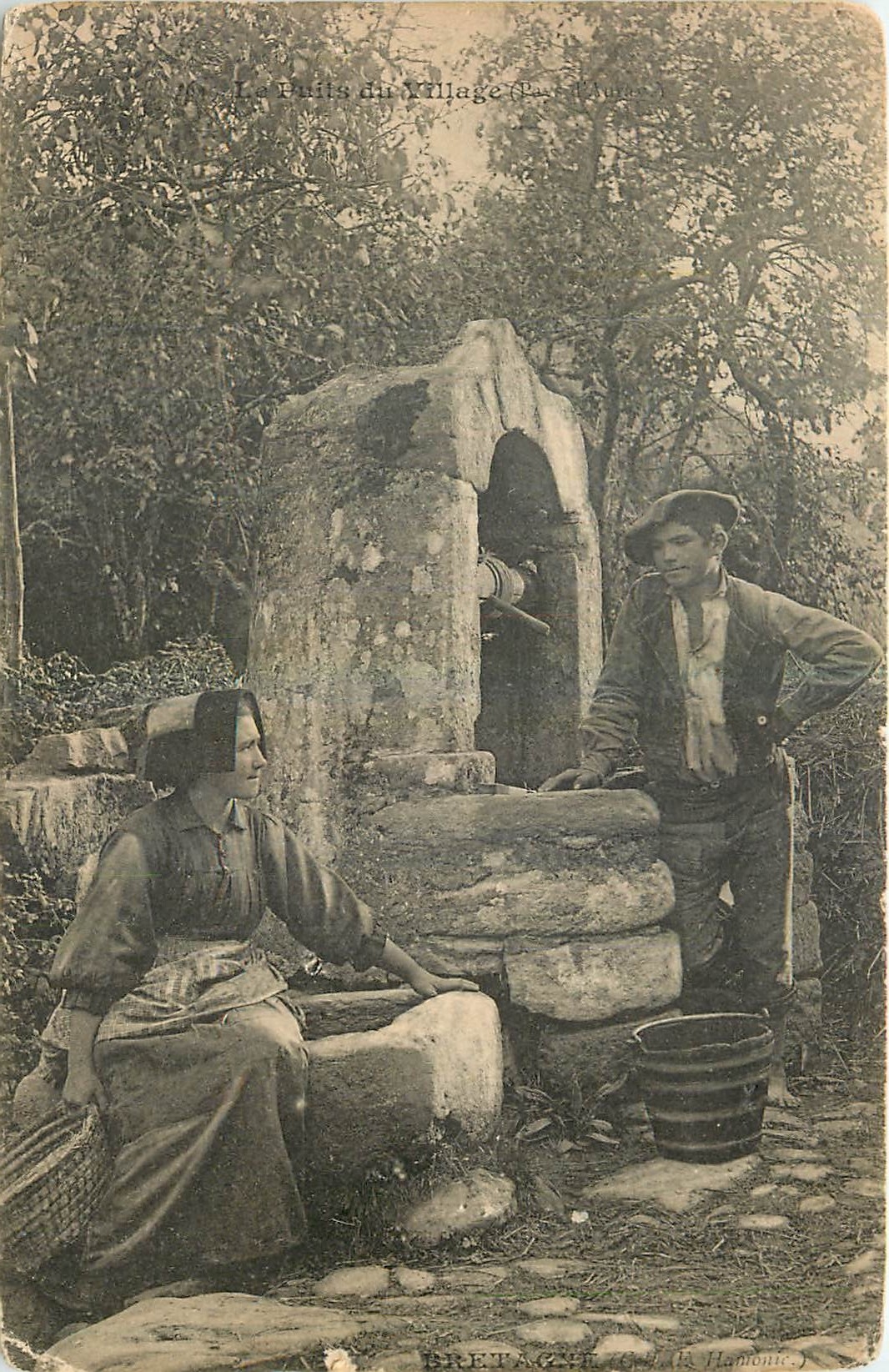CPA Bretagne Le puits du village Folklore