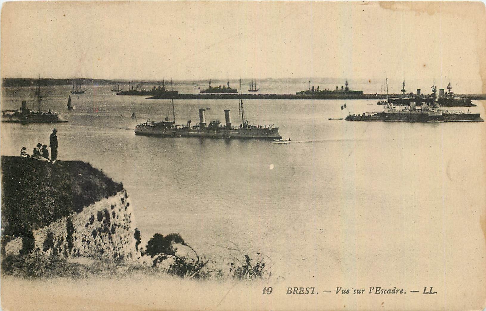 CPA Brest Vue sur l'Escadre Bateaux