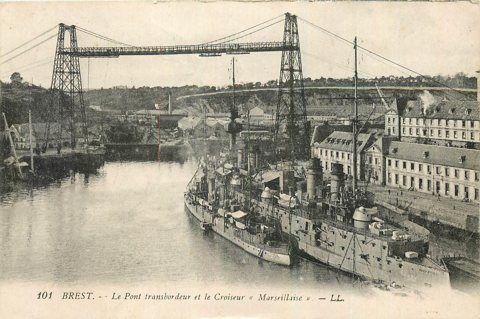 CPA Brest Le Pont transbordeur et le Croiseur Bateaux
