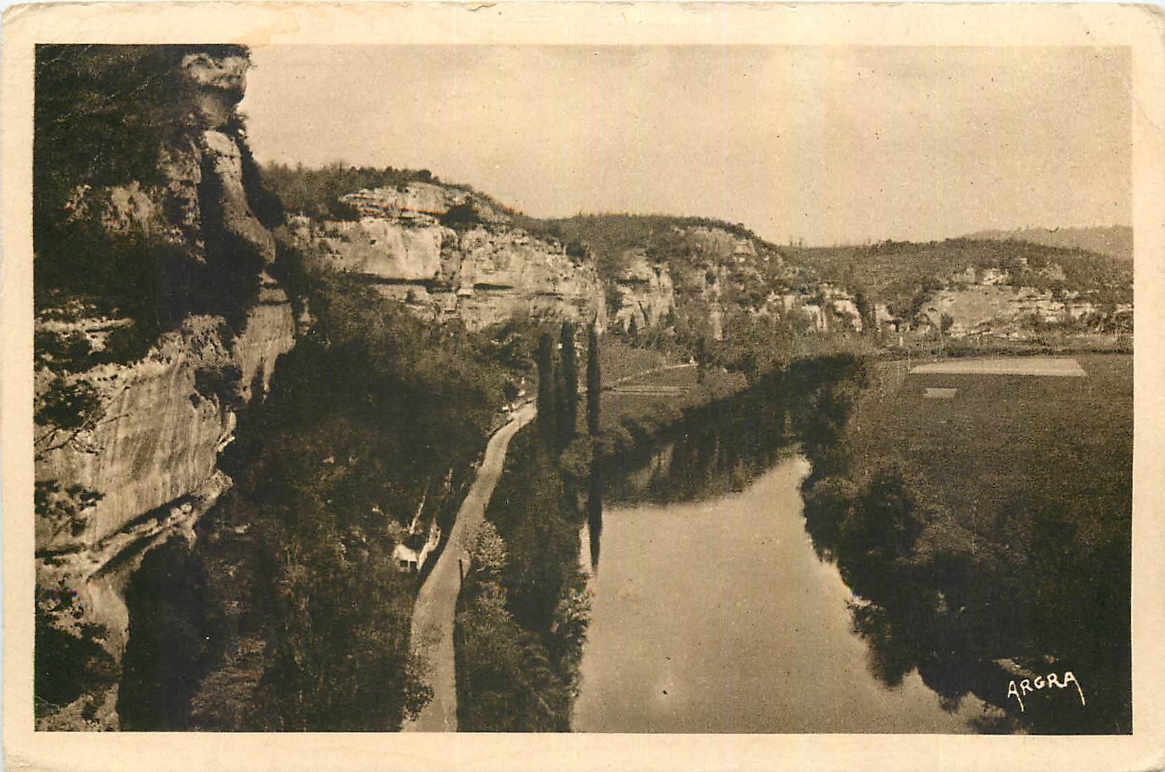 CPA La Vezere au pied de la falaise du Grand Roc 