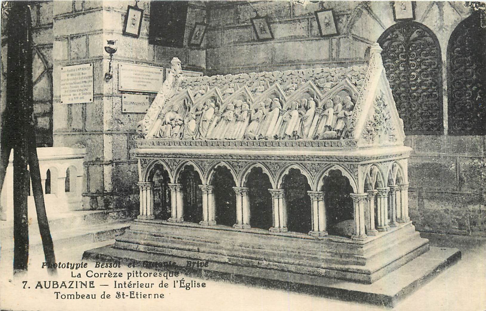 CPA La Correze pittoresque Aubazine Interieur de l'Eglise Tombeau de St Etierne 