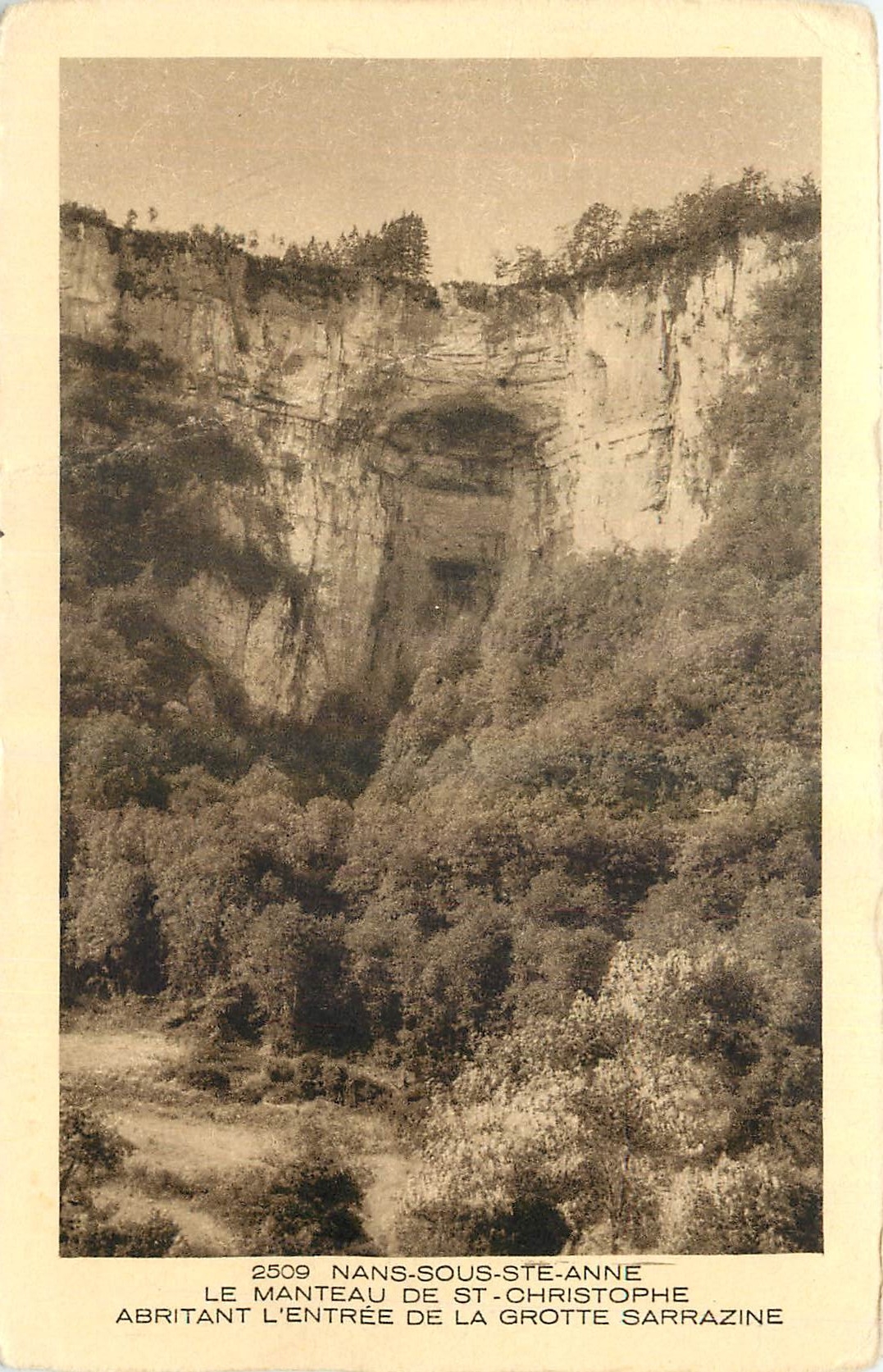CPA Nans sous ste Anne le manteau de St Christophe Abritant l'Entree de la Grotte Sarrazine 