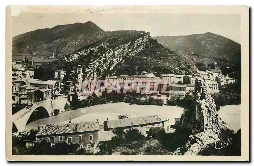 CPA Nyons Le quartier des Roches et la montagne de Vaux 