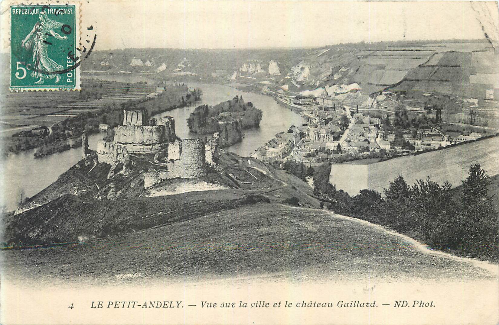 LE PETIT-ANDELY — Vue sur la ville et le château Gaillard — ND. Phot.