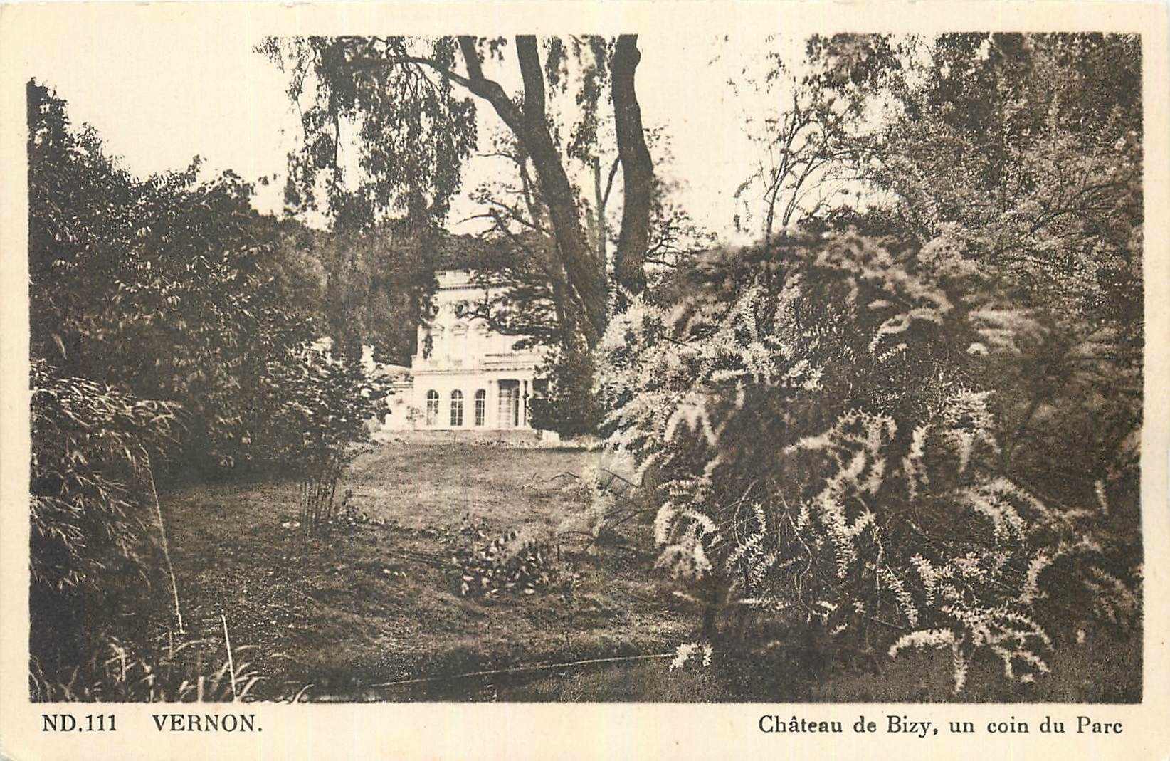 CPA Vernon Chateau de Bizy un coin du Parc 