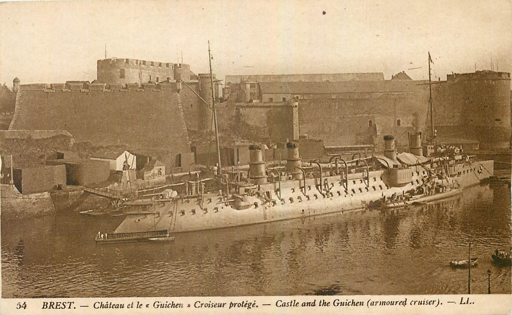 CPA Brest Chateau et le Guichen Croiseur protege Bateau