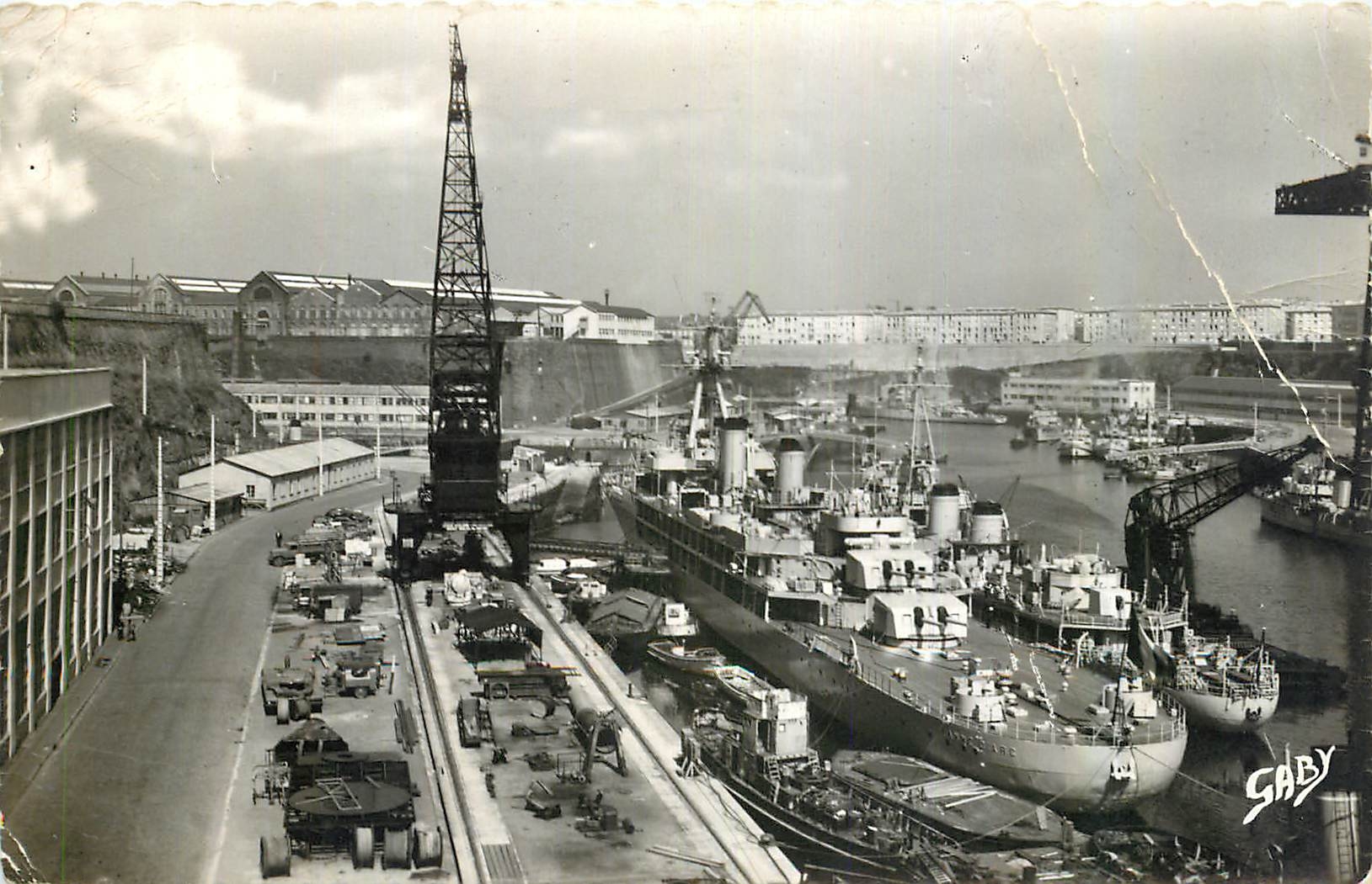 CPM Brest Finistere Le Croiseur Jeanne d'Arc et l'aviso La Grandiere a l'arsenal Bateau