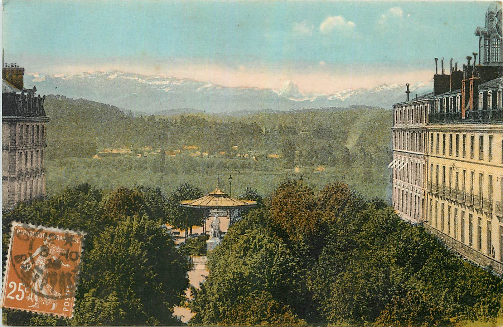 CPA Pau Place Royale et la Chaine des Pyrenees 