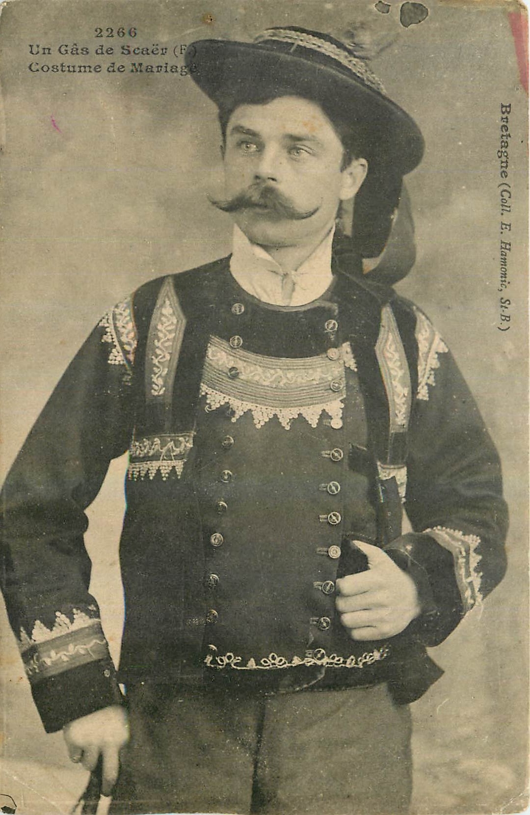 CPA Un Gas de Sacer Costume de Mariage Folklore