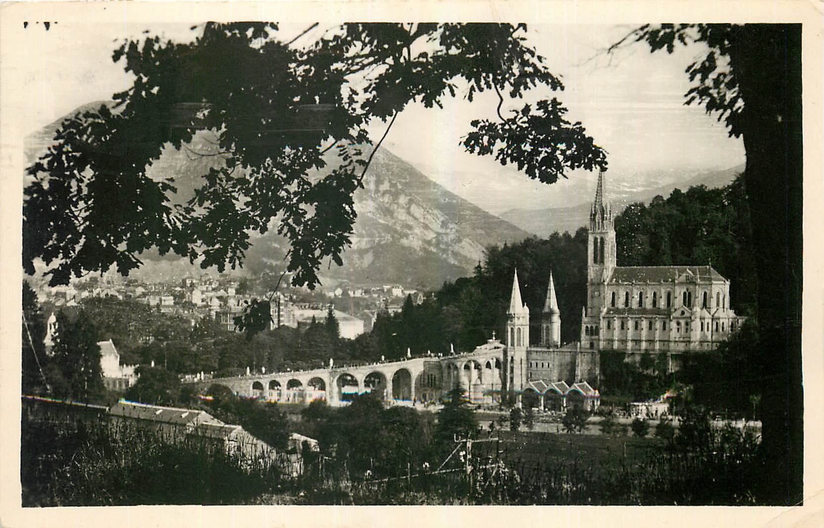 CPA Lourdes La Basilique et le Pic du Jer 