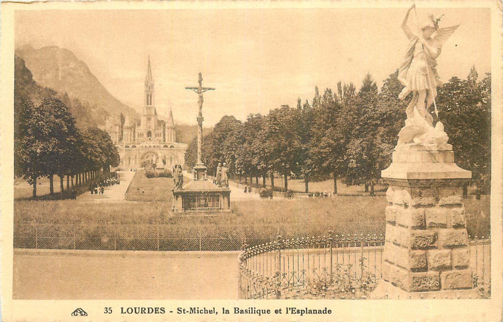 CPA Lourdes St Michel la Basilique et l'Esplanade 