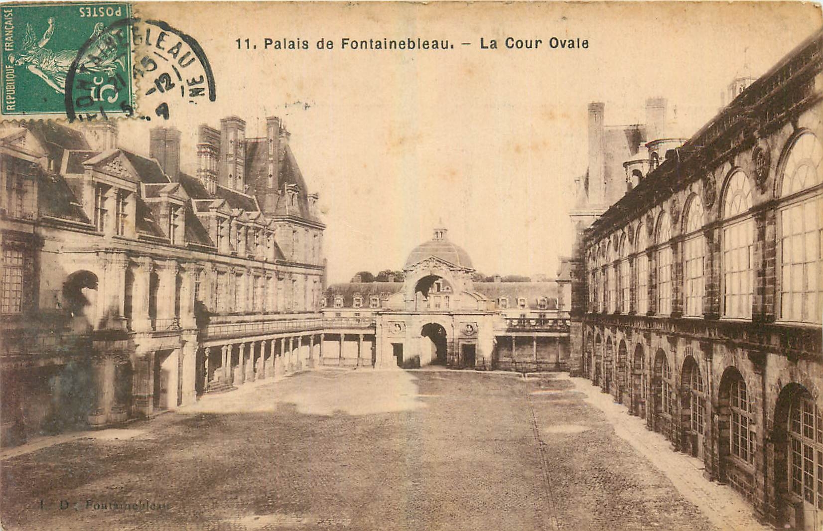 Palais de Fontainebleau — La Cour Ovale — A. D. Fontainebleau