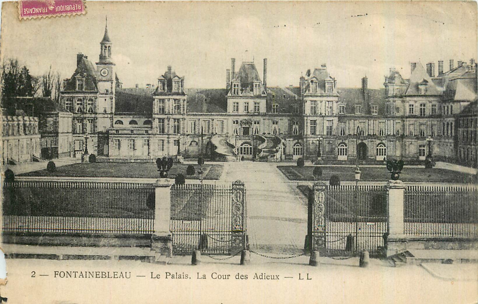 Fontainebleau — Le Palais. La Cour des Adieux — LL