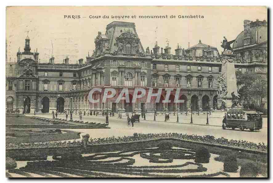 CPA Paris Cour de Louvre et monument de Gambetta 