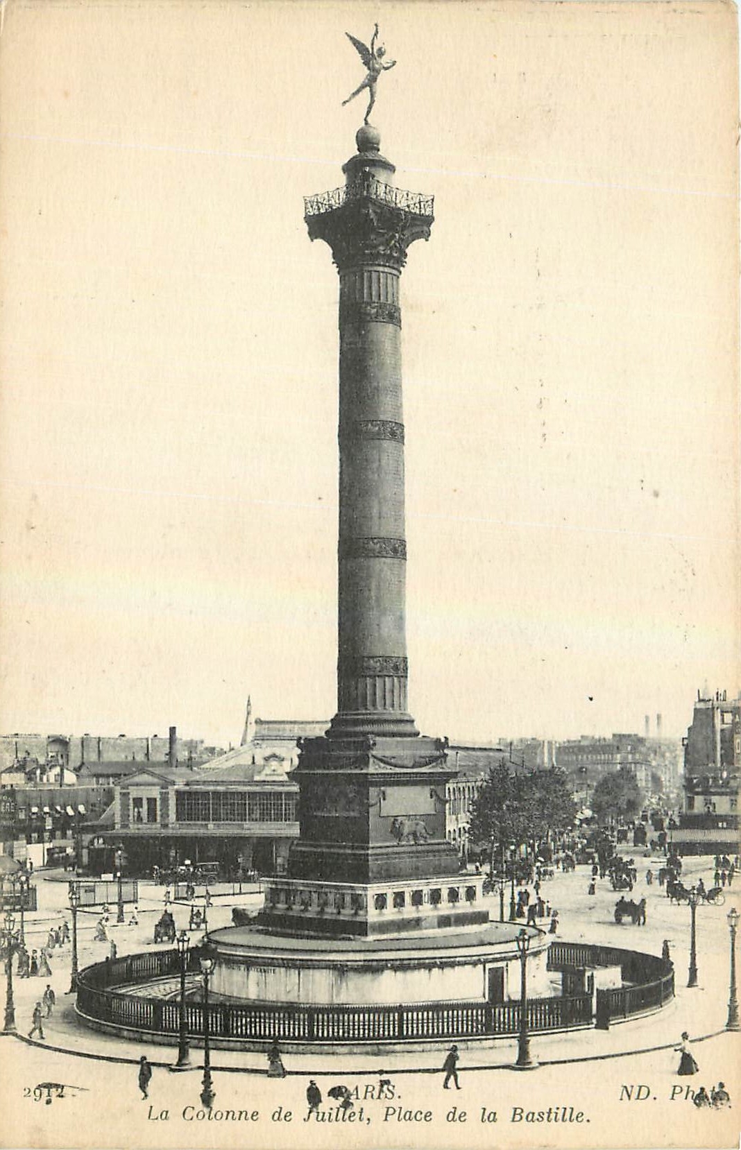 CPA La Colonne de fuillet Place de la Bastile 