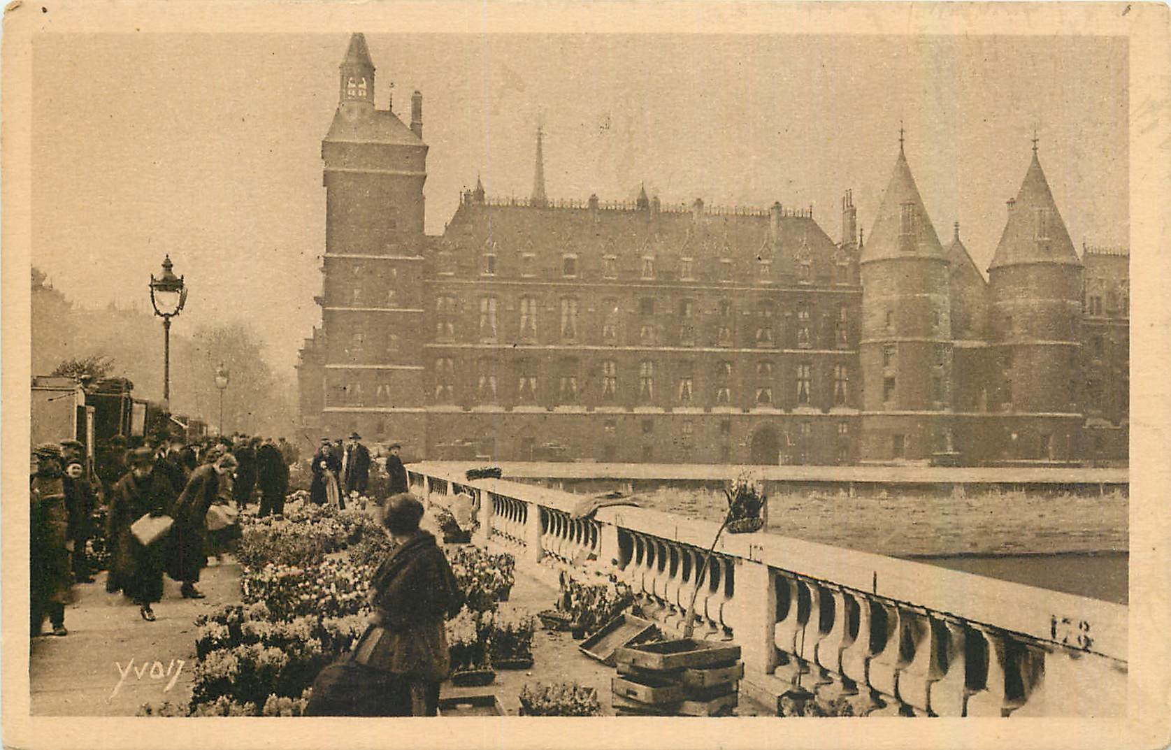 CPA Paris Le Marche auc fleurs du Pont au Change et la Conciergerie 