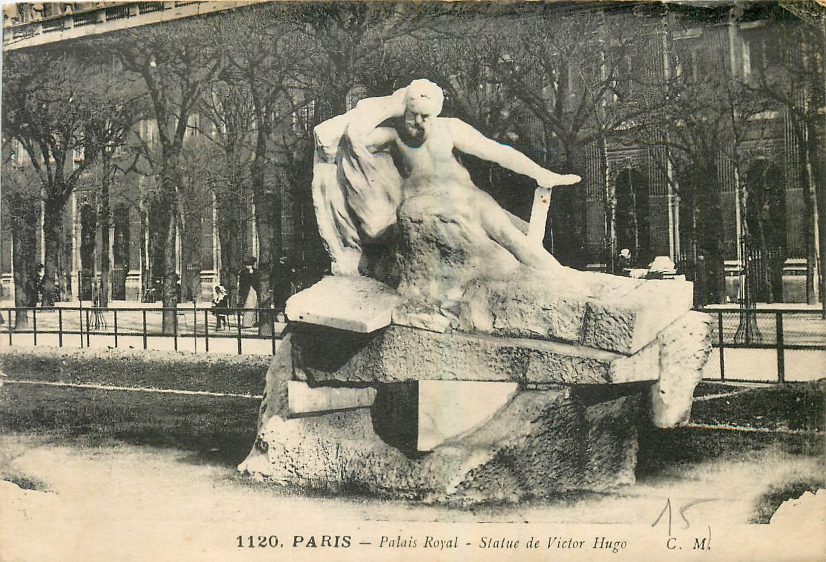CPA Paris Palais Royal Statue de Victor Hugo 