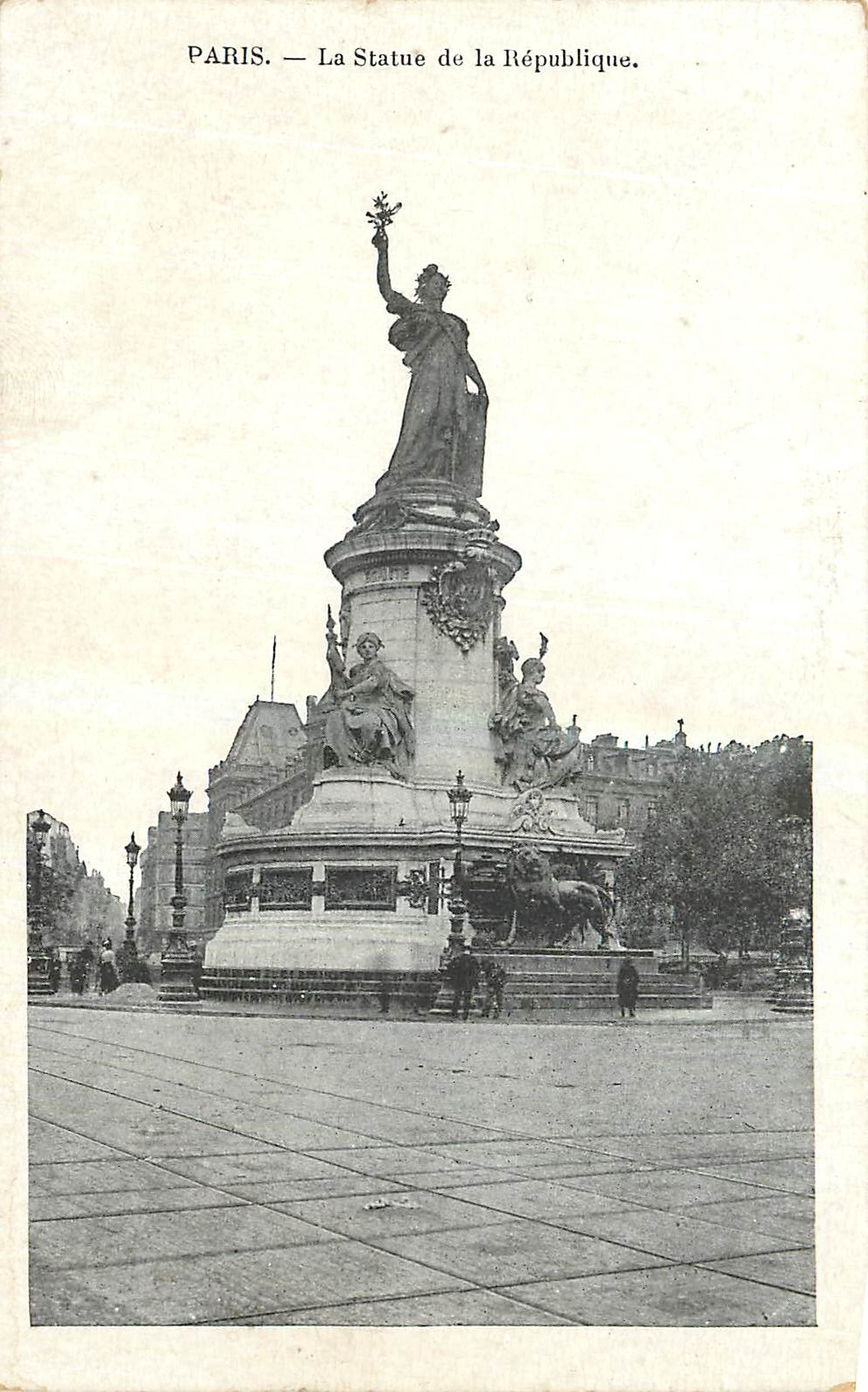 CPA Paris La Statue de la Republique 