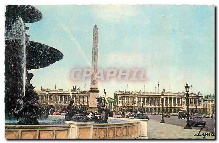 CPA Paris La place et la Concorde Au fons l'Hotel Crillon et le Ministere d la Marine 