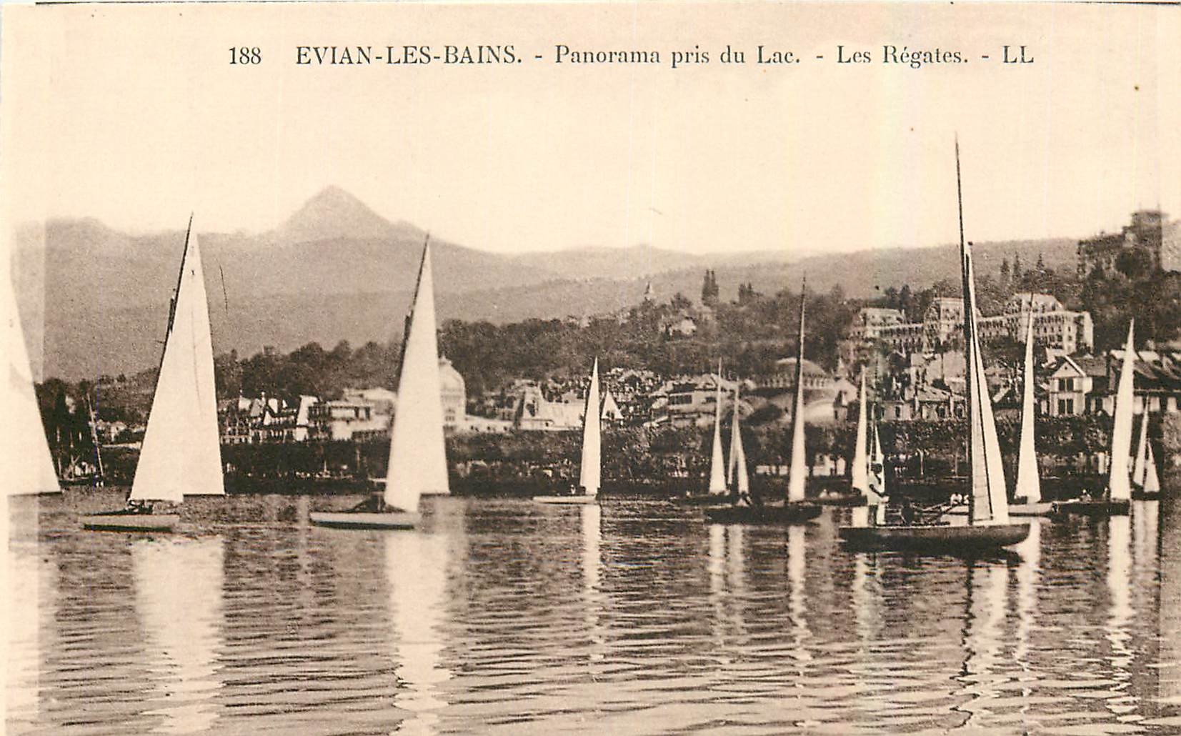 CPA Evian les Bains Panorama pris du Lac Les Regates Bateaux