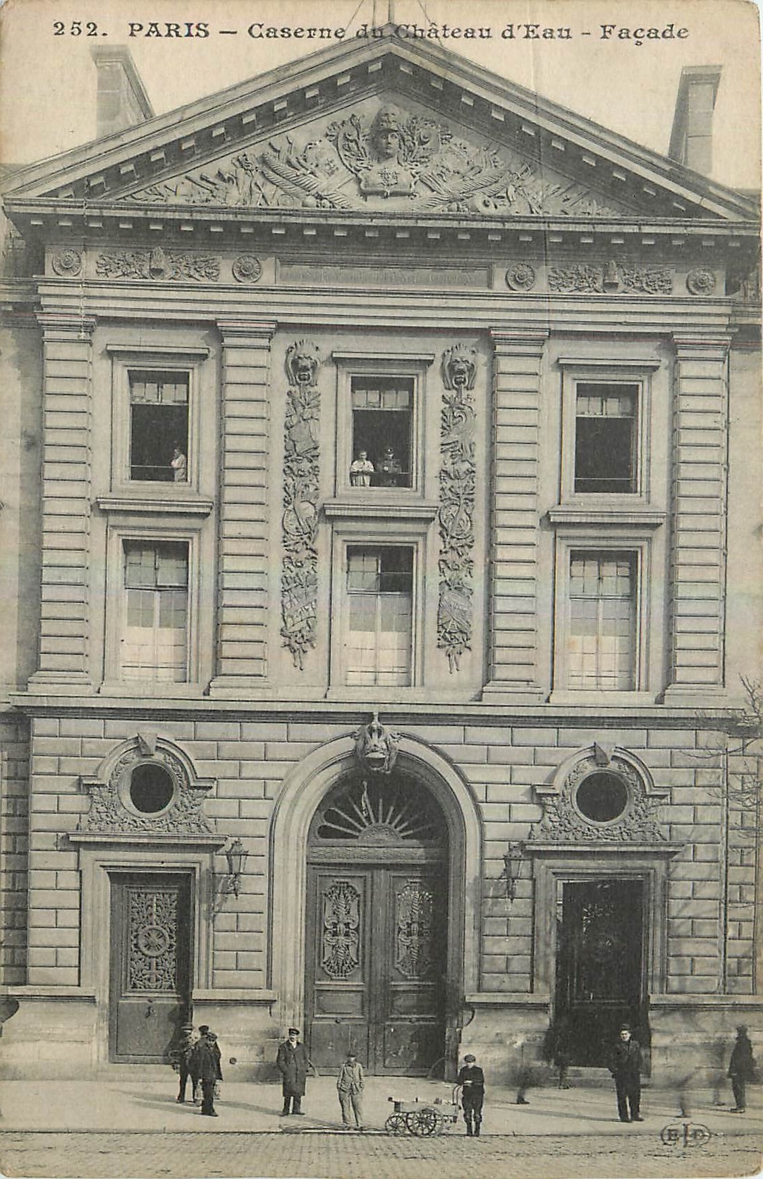 CPA Paris Caserne du Chateau d'Eau Facade 