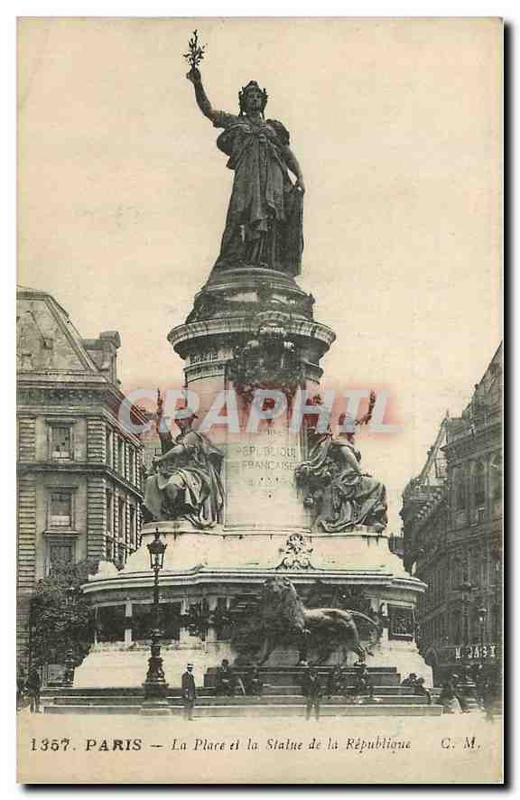 CPA Paris La Place et la Statue de la Republique Lion